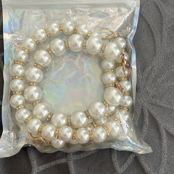 2) Pearl and Rhinestone strap for bag. Brand NEW in bag! NEVER USED‼️ Total of 2 - Picture 2 of 11